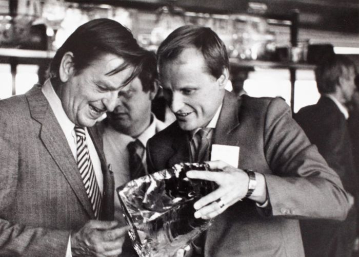 Olof Palme blir visad ett glasföremål.