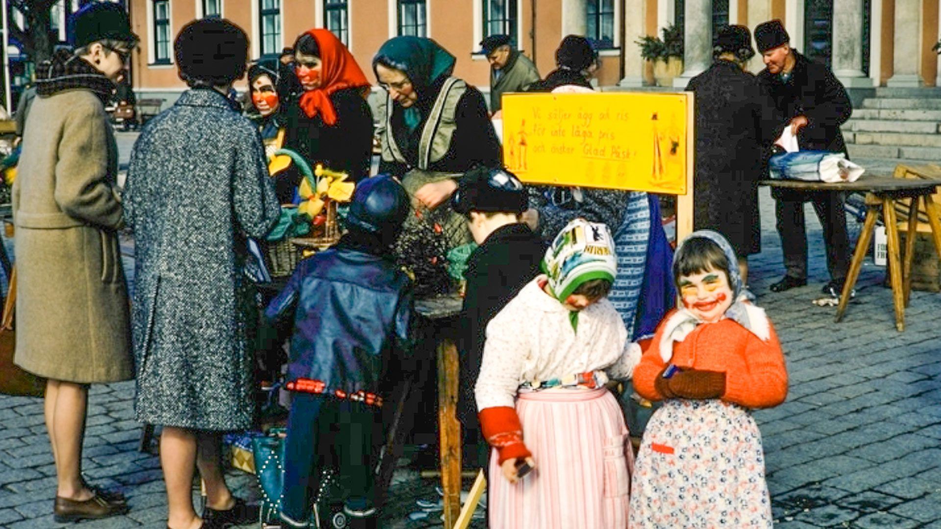 Påskgummor på Stortorget i Växjö