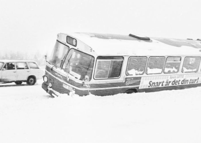 Äldre foto av en buss som kört ner i diket.