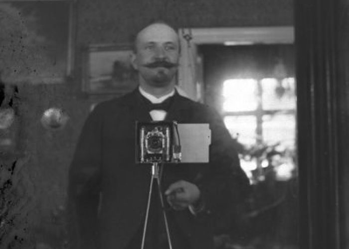 Nils Danckwardt med en gammeldags kamera.