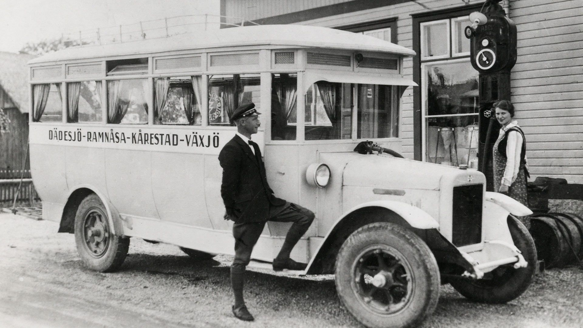 En vit buss som har stannat för att tanka.